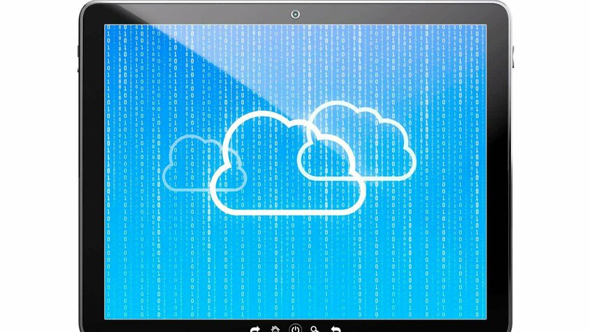 Ein Tablet zeigt drei Wolken sowie die Zahlen 0 und 1 auf dem Bildschirm; symbolisch für Prozesstechnik für die Warmumformung und Werkzeugbau