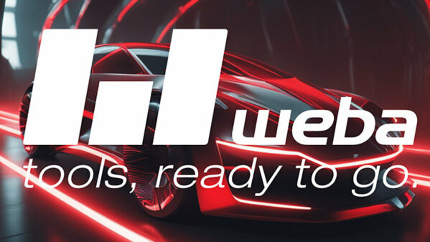  Ein futuristisches Auto, umhüllt von leuchtenden rötlichen Lichtstreifen, steht im Mittelpunkt dieses Bildes. Über dem Auto schwebt das Logo von "weba Werkzeugbau", präsentiert in einem klaren Weiß, das sich deutlich vom dunkleren Hintergrund abhebt. Die Kombination aus fortschrittlicher Fahrzeugtechnik und der visuellen Darstellung der Lichtstreifen verleiht der Szene eine dynamische und hochmoderne Atmosphäre.