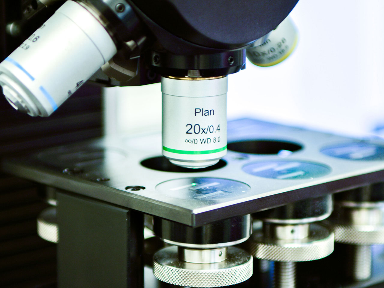 Nahaufnahme eines Prüfgeräts für metallographische Analysen